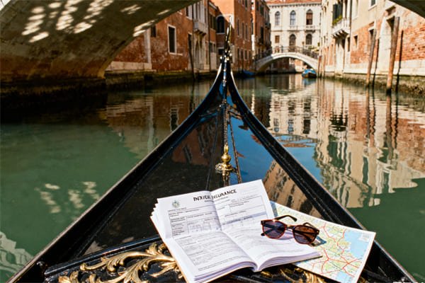 مقارنة ترافل جارد ضد أليانز